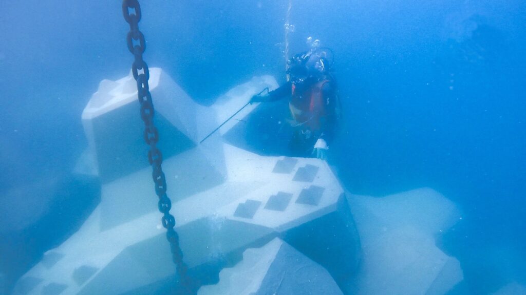 Plongeur professionnel CLAS guidant l’imbrication des blocs sous l’eau