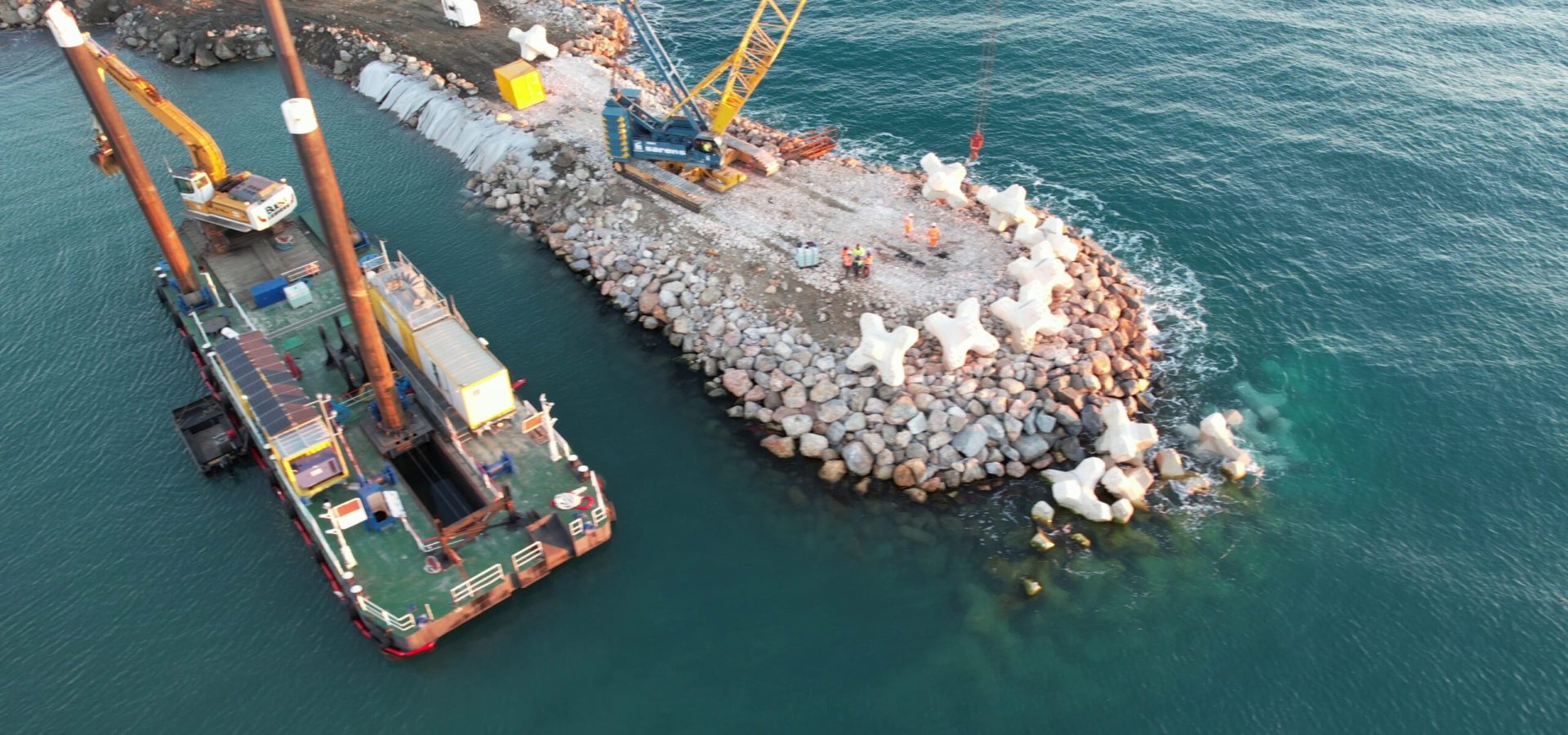 Pose de blocs BS2 en carapace de digue à Argelès-sur-Mer — vue drone