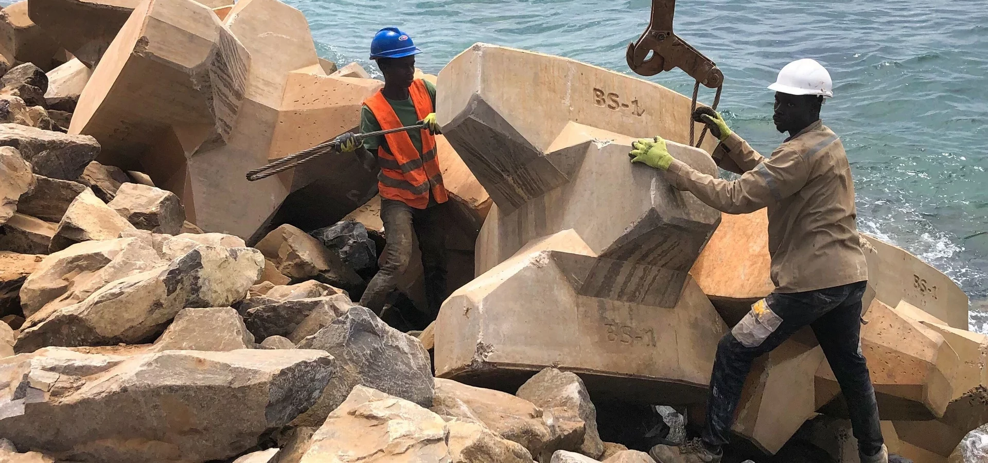Pose des blocs BS1 sur une digue à Dakar