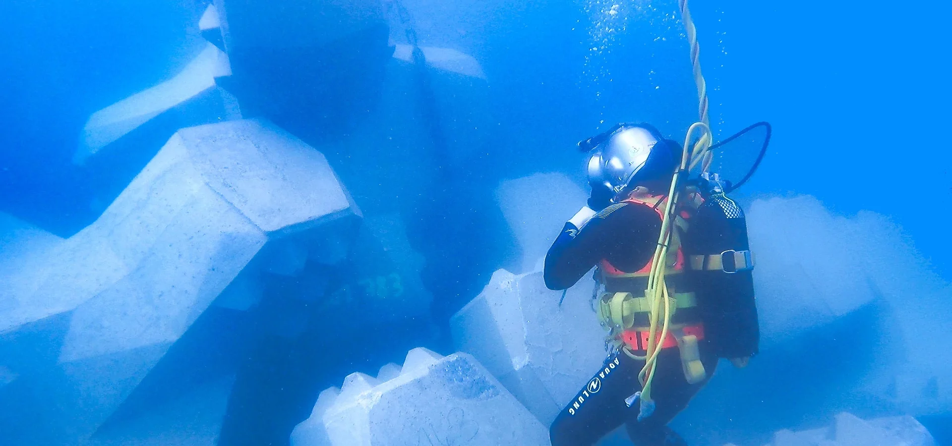 Pose sous-marine de blocs en béton imbricés par plongeurs à Port-La-Nouvelle